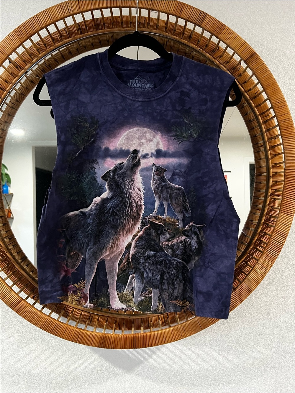 The Mountain Howling Wolf Graphic Muscle Tee